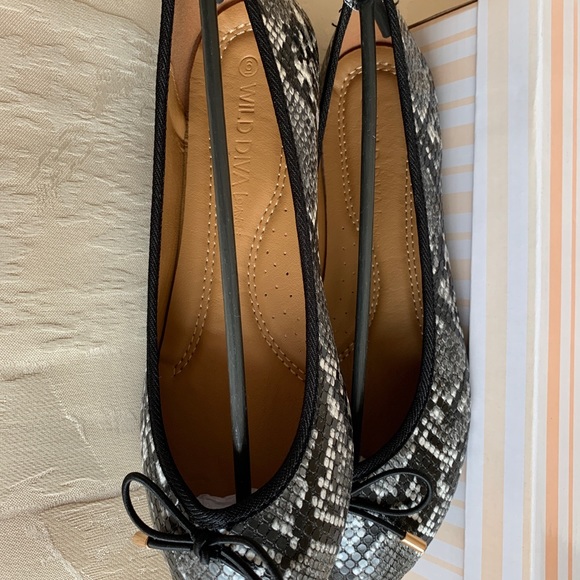 Wild Diva Lounge Suede Pointy Toe Lace-Up Ballet Flat